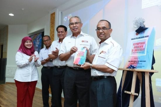 Prof. Wahid (most right) handing the University Academic Leadership to Prof. Azraai after the launching ceremony held at Banquet Hall, Sultan Ibrahim Chancellery Building, UTM Johor Bahru.