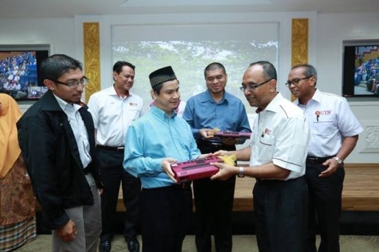 Prof. Wahid (second right) handing the eBraille panel developed by UTM to one of owner of the Holy Quran original braille version. 
