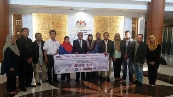 Dr. Hisham Mohd Rashidi (fifth right) with Malaysia Ambassador to Cambodia, Datuk Hassan Malek at Malaysian Embassy located in Phnom Penh.