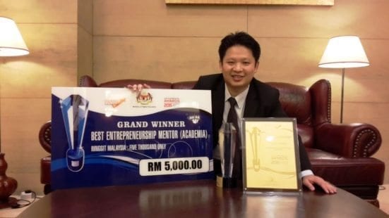 Dr Yeong after receiving the 2015 MOHE Entrepreneurial Award on 2015 Award of 2015 