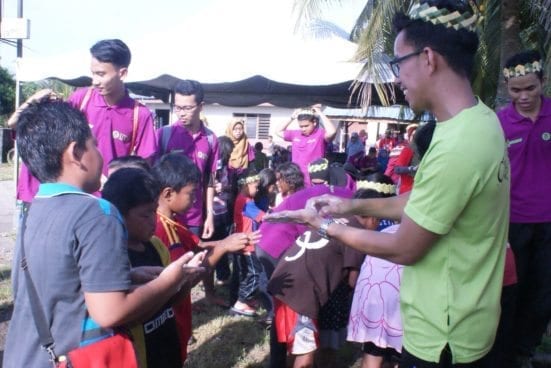 The UTMBIOSS team member showing the Orang Asli community on the right way of washing hand