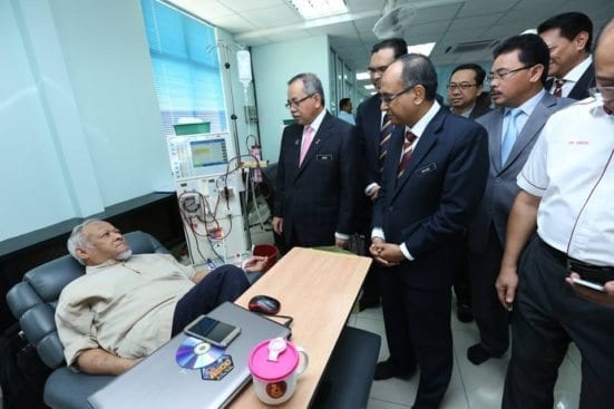 Mohamad Zabidi (most left) visiting one of the kidney patient receiving the Hemodialisis treatment at UTM Health Centre.