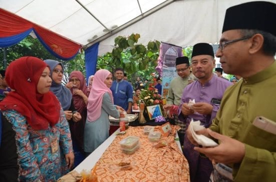 Prof. Wahid (right) visiting one of the participating booths at UTM 2016 Hari Raya celebration