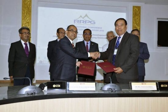 Prof. Wahid (second left) shaking hands with Dr. Drs. Sukamerta after the signing ceremony at UTM Johor Bahru in conjunction with 7th RRPG International Conference and Field Study in Malaysia of 2016. Also witnessing the ceremony was the Menteri Besar of Johor, Datuk Seri Mohamed Khaled Nordin.