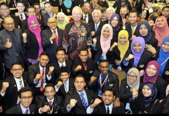 Student Delegations taking a group photo with the Prime Minister at the last days of debating session.