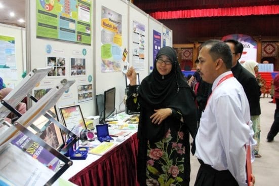 One of the IUCEL 2016 participant explaining about her e-Learning products to one of the visitors at Dewan Sultan Iskandar, UTM Johor Bahru