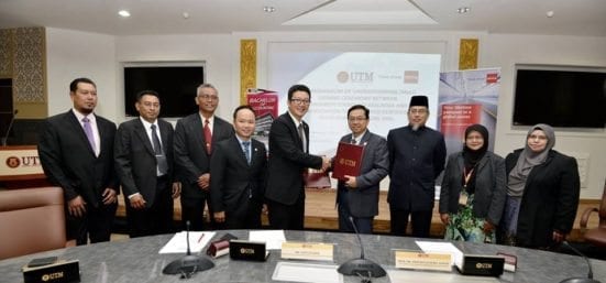 Prof Ahmad Fauzi (fourth right) exchanging MoU document with David Chin after the signing ceremony held at UTM Johor Bahru