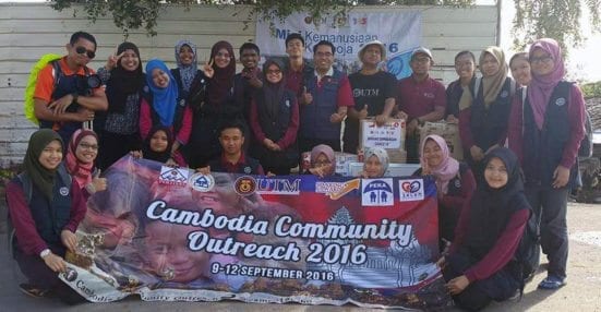 The CamCo'16 team taking a photo group before leaving Cambodia