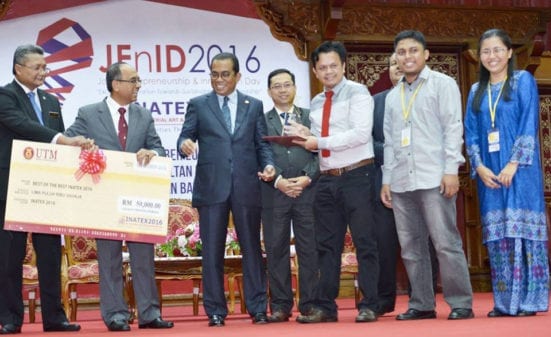 Assoc Prof. Dr. Mohd Azizi (second left) receiving the prize from Johor Menteri Besar, Mohamed Khaled Nordin