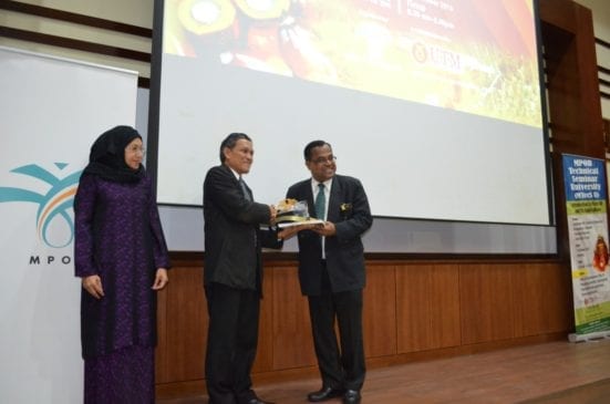Balu Nambiappan (most left) receiving the gift from Prof. Roji Sarmidi after the lauching ceremony of two days courses at IBDUTM Johor Bahru.