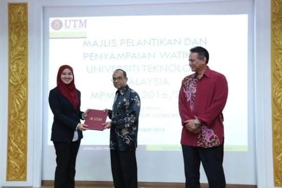 Noor Hanis (most left) receiving the certificate of appointment as new MPM President for 2016/2017 session from Vice Chancellor, Prof. Datuk Ir. Dr. Wahid Omar.