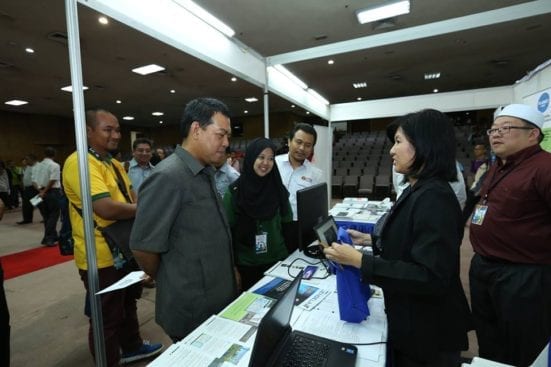 Ismail Ibrahim visiting the exhibition booths at GEOfest 2016 held at Dewan Sultan Iskandar, UTM Johor Bahru