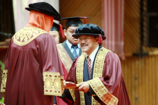 Dr Ismail menerima watikah gelaran Profesor emeritus dari DYMM Raja ZArith Sofiah.