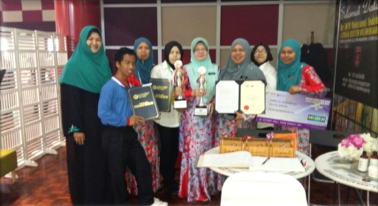 Pelajar dan guru SMKV Indahpura bersama hadiah yang dimenangi.