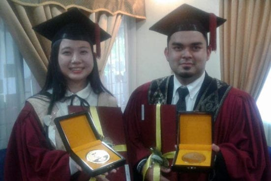 Ooi Ennie (left) with Mohd Anas Asalem with Royal Education Award they received at UTM 57th Convocation ceremony yesterday.