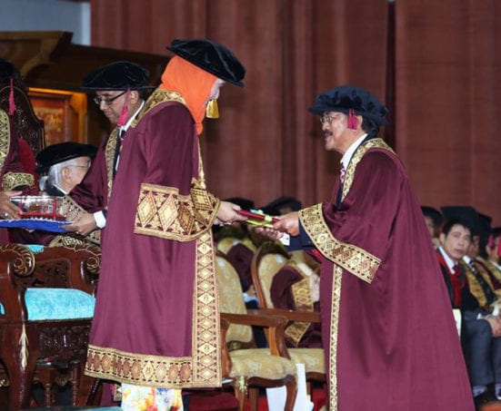 Tan Sri Dato' Dr. Lin See Yan (above) receiving his appointment letter as Pro-Chancellor and Prof. Ismail Kailani receiving his appointment certificate as Emeritus Professor (below) 