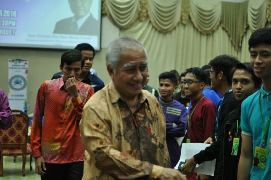 Datuk Ghazali Mohd Yusoff bersalaman dengan peserta PIST'16.