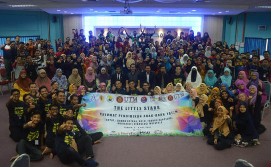 Para peserta program ‘The Little Stars’ anjuran JKMKTC memberikan gaya terbaik ketika pelancaran program tersebut di Kolej Tunku Canselor, UTM Johor Bahru.
