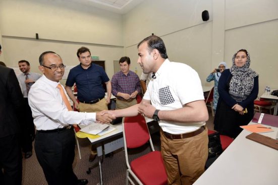 Prof. Wahid berkenalan dengan salah seorang peserta.