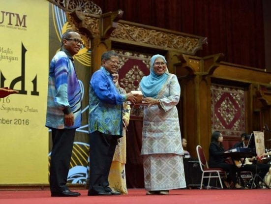 Prof. Dr. Durisshah Idrus, Kuala Lumpur Campus Director (most right) receiving the Jasa Setia Award from Pro-Chancellor, Tan Sri Dr. Salleh Mohd. Nor
