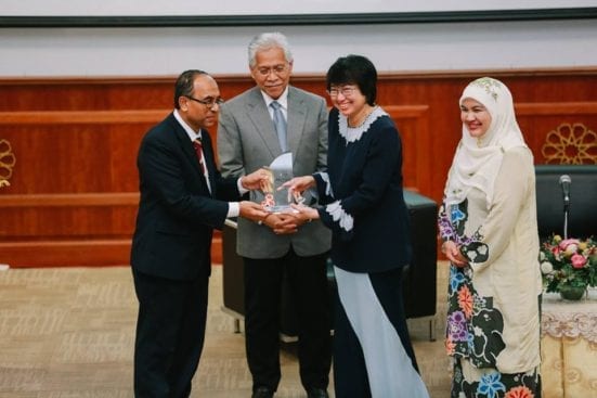 Prof. Wahid menyampaikan cenderamata kepada Datuk Yasmin.