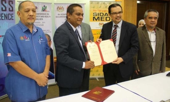 Haji Zahrim Osman (second left) holding the MoU document with Prof. Dr. Azlan Abdul Rahman (second right) after the signing ceremony of UTM-Niosh collaboration pact at PERSADA Johor. 