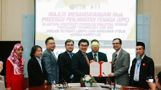 Prof. Azlan dan bertukar dokumen perjanjian di UTM Kuala Lumpur.