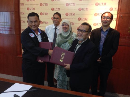 prof Zaimi dan Lim bertukar dokumen erjanjian.