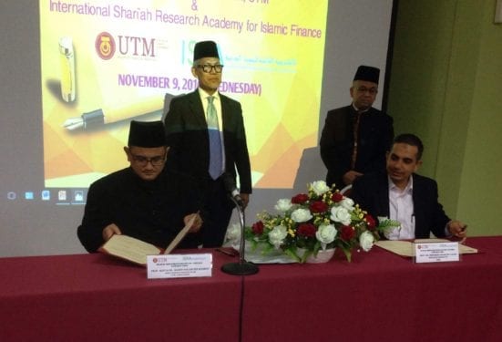Dr Arieff salleh dan Profesor Mohamad Akram menandatangani dokumen perjanjian di FTI.