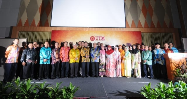 Pesara UTM bergambar bersama Prof. Zaini Prof. Emeritus Dr. Mohd Noor Salleh.