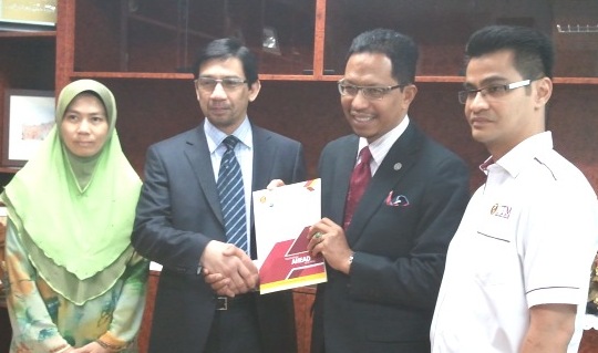 Dr Zaini Ujang (Dua dari kanan) bersama Pengarah Urusan Nexus Protocol Hamidi Rahman (dua Dari kiri)