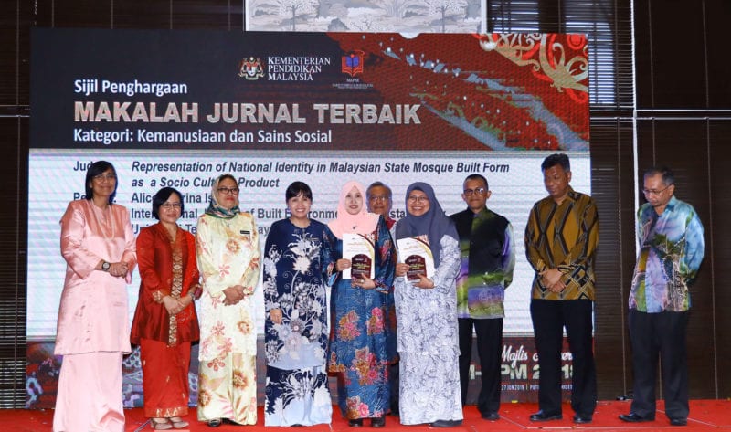 UTM Press Receives Three Awards in Anugerah MAPIM-KPM 2018 | UTM NewsHub