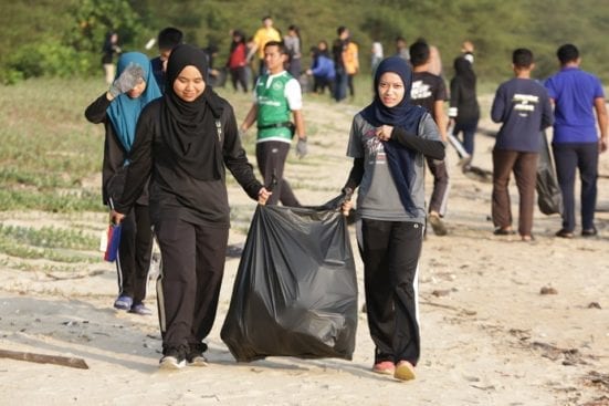 Pemimpin Persatuan/Kelab Pelajar UTM Hapus Sisa Plastik di Pantai 