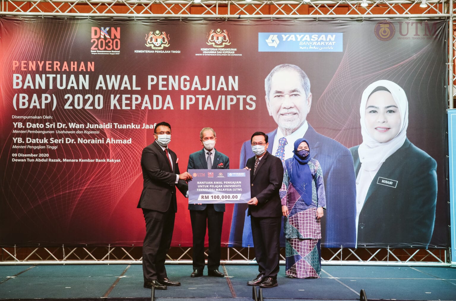 Yayasan Bank Rakyat Sumbang RM1000 kepada 100 Pelajar B40 UTM  UTM NewsHub