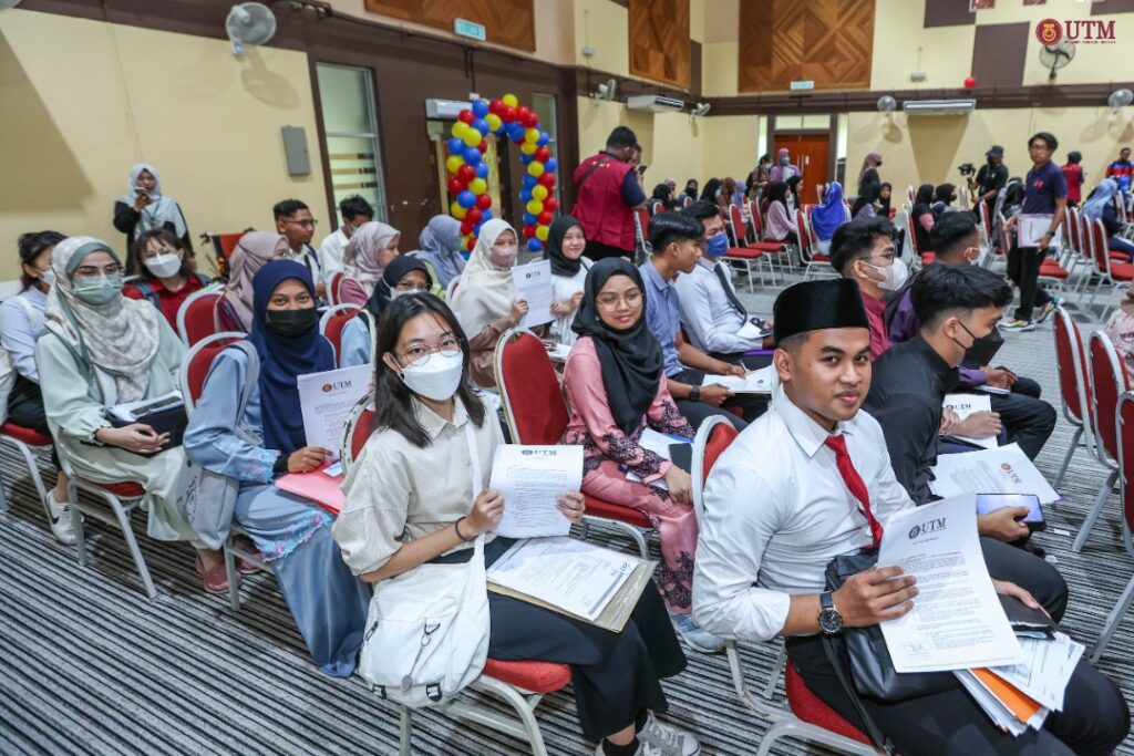 Sebahagian pelajar baharu yang mendaftar di UTM Johor Bahru hari ini.