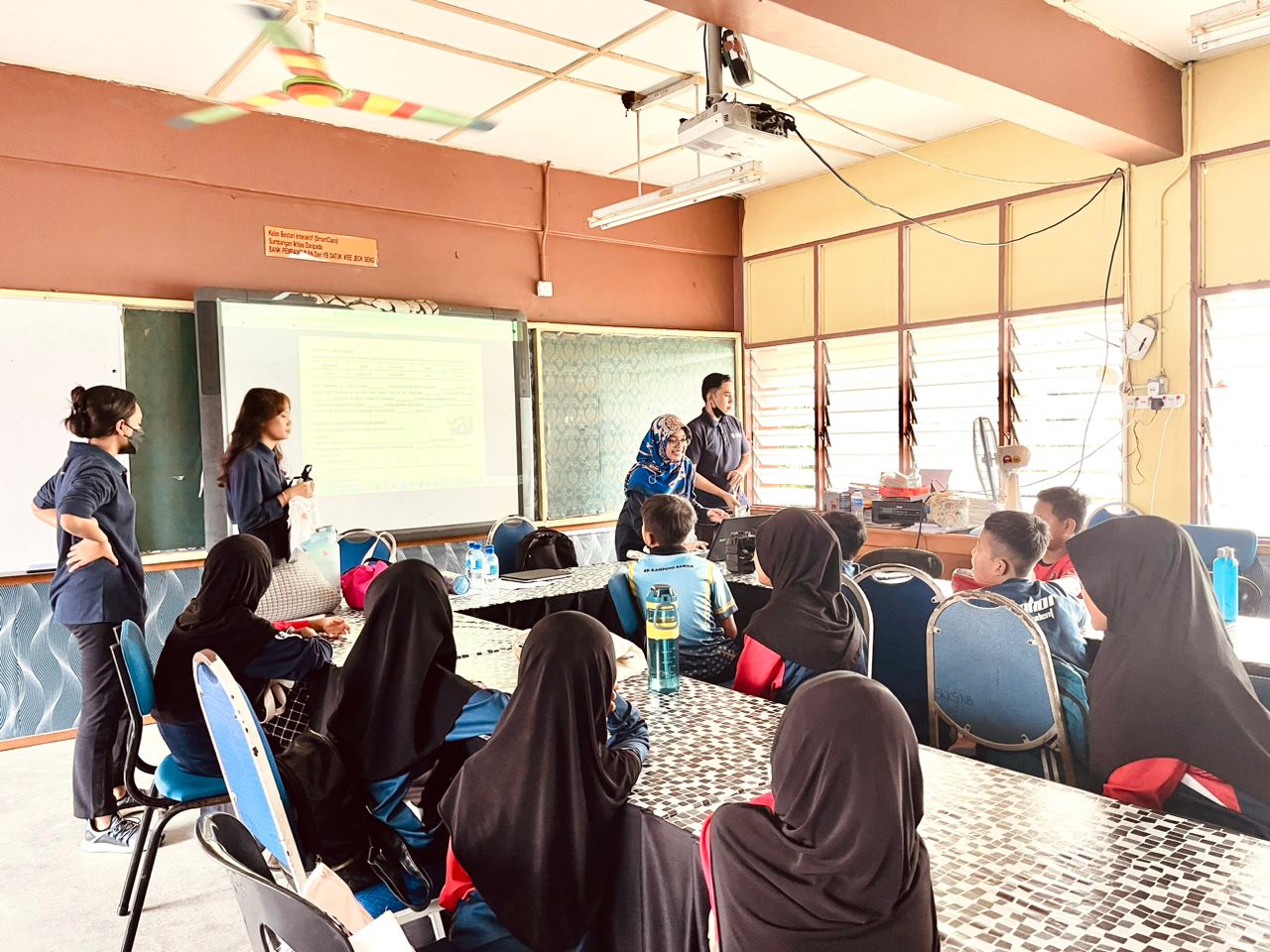 Kid Reporter Workshop by UTM TESL Students at Sekolah Kebangsaan ...