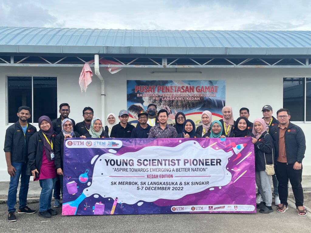 KDSE UTM team with En Azim and FRI Langkawi representatives at FRI Langkawi, Kedah.
