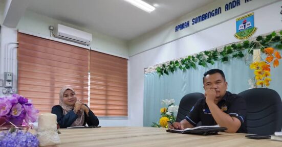 Headmaster of SK Sg.Boh, Mr. Khairulakmar Bin Abdullah & Puan Suhaila Binti Ramli, Assistant Director of Student Talent Development, Johor State Education Department.