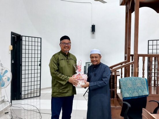 Gift from JKM KSJ as a token of appreciation to Ustaz Khairudin.