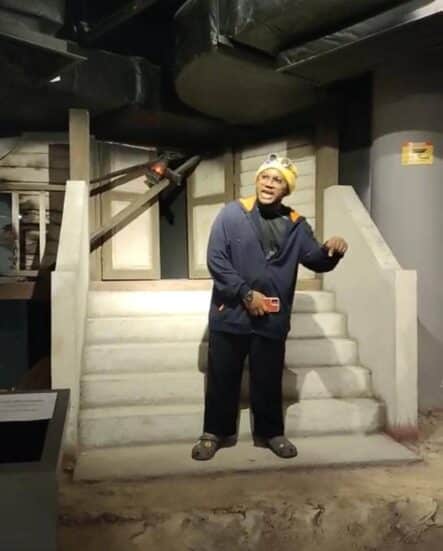 Saudara Muhamad Nur Najmi Hazeeq Bin Mohd Nor Kamal mendeklamasi sajak yang terpahat di Galeri Bukit Kepong