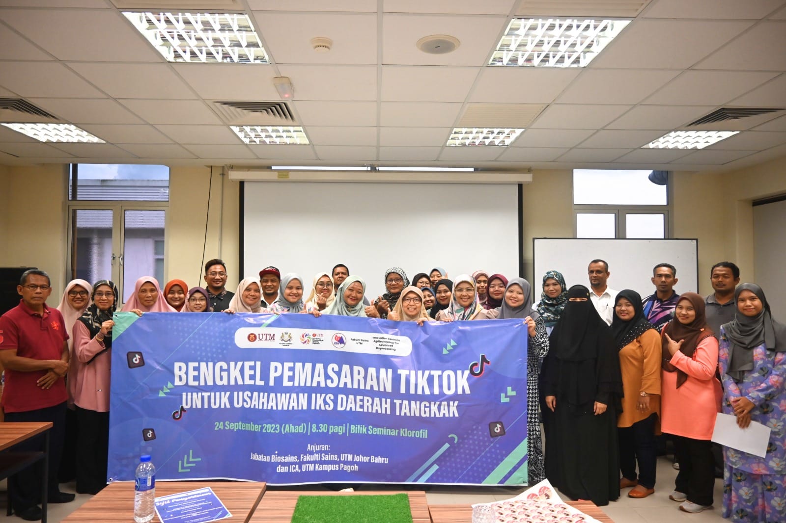 Gambar 1: Peserta dan tenaga pengajar yang menjayakan program pemasaran digital iaitu ‘Bengkel Pemasaran TikTok Bersama Usahawan IKS Daerah Tangkak’ pada 24 September 2023 di ICA UTM Kampus Pagoh.