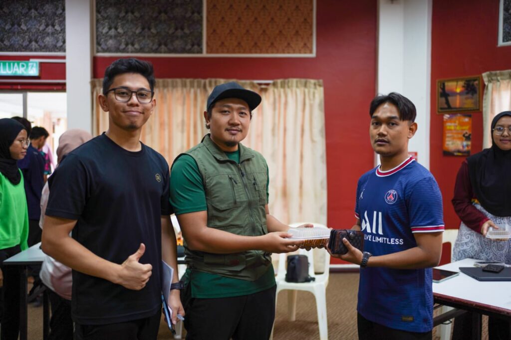 Lampiran merupakan gambar peserta, Dr. Mohd Farizal selaku tetamu jemputan dan saudara Firdaus, pengarah Dapur KTHO sewaktu penerimaan makanan berlangsung.