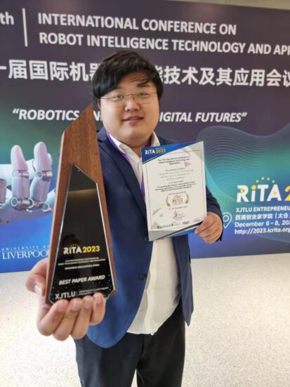 Mingyu Wu with his award trophy