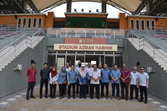 Delegasi KPT dibawa melawat ke Stadium Azman Hashim  bagi melihat infrasturktur dan fasiliti sukan sediaa di UTM