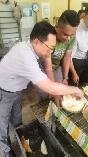 Naib Canselor mencuba durian dari hasil dusun UTM