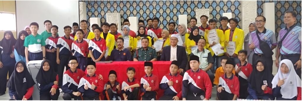 Fasilitator UNILED dan pengajar UTM bersama peserta di SMK Paduka Tuan