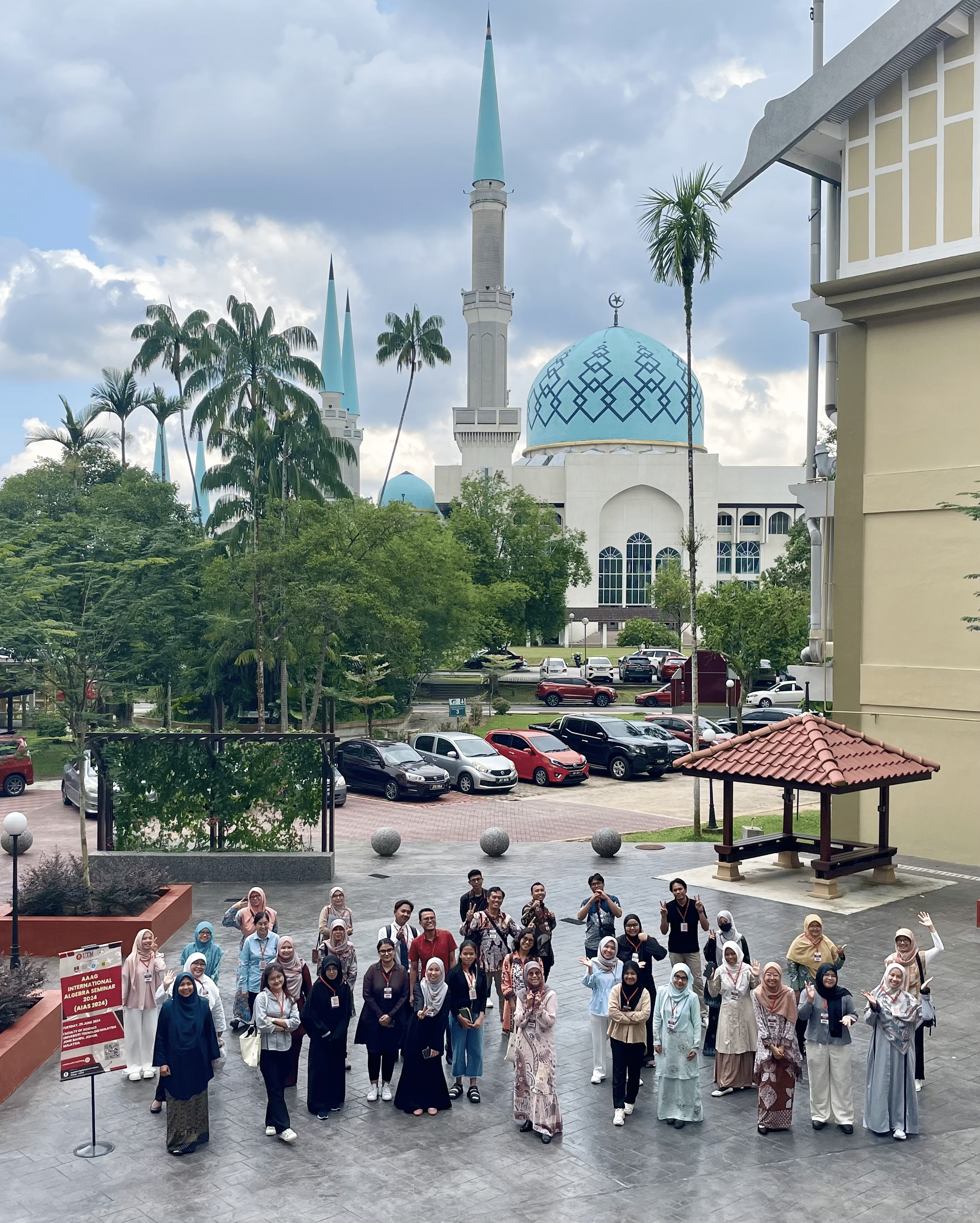 Seminar aljabar satu hari yang sukses mempertemukan para peneliti dari UTM, UiTM dan universitas-universitas di Indonesia