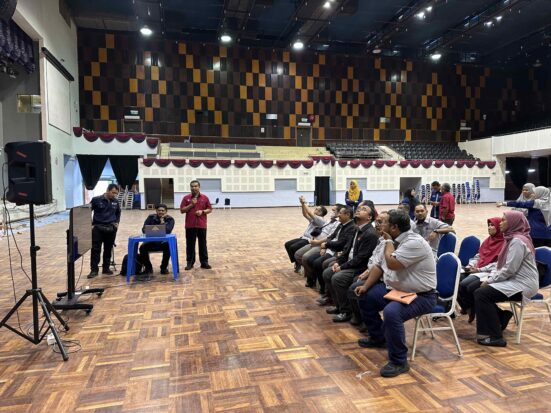 Sesi taklimat berkenaan kerja naiktaraf dewan di Dewan Muazam Shah UUM