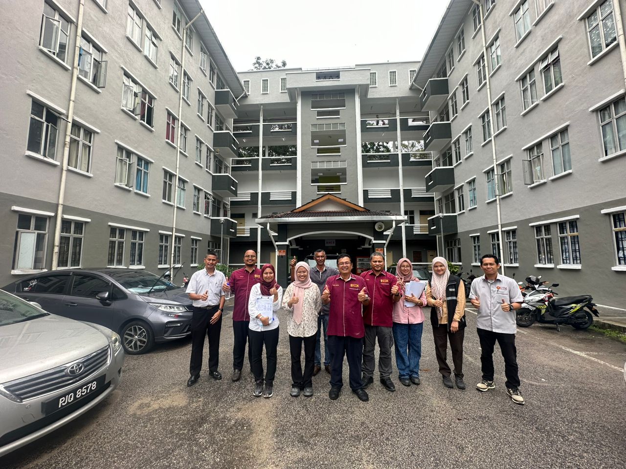 Kumpulan Projek UTM, Kontraktor dan Wakil PTJ bersama Pegawai Penguasa, Prof. Madya Tajul Arifin bin Musa selepas sessi pemeriksaan bersama siap kerja.