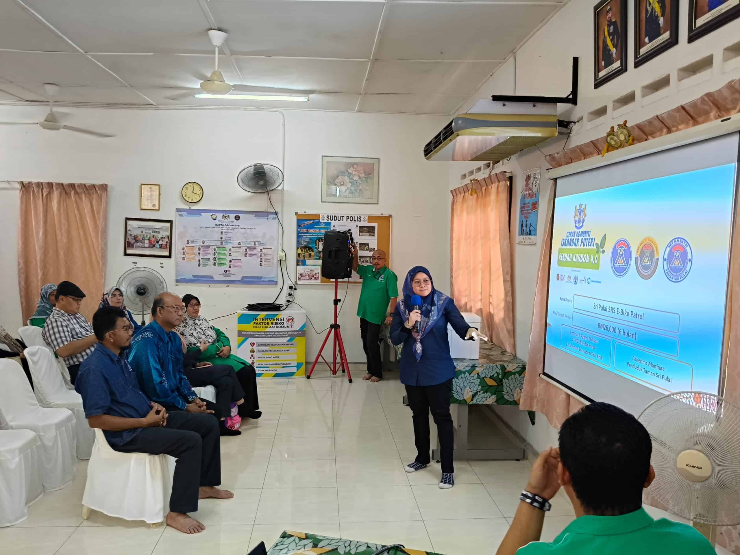 Dr Diyana Zulaika membentangkan projek komuniti UTM kepada hadirin yang hadir